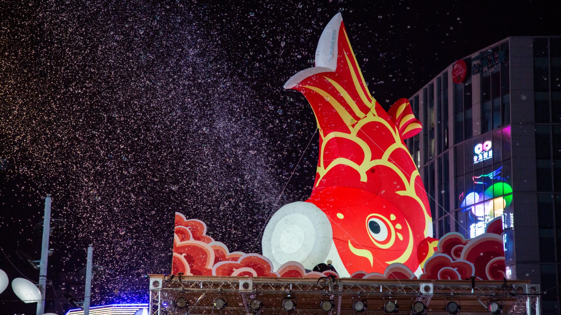 ▲「魚躍西門」吐出泡泡與主燈秀共演，帶來雪花紛飛般的浪漫氛圍。