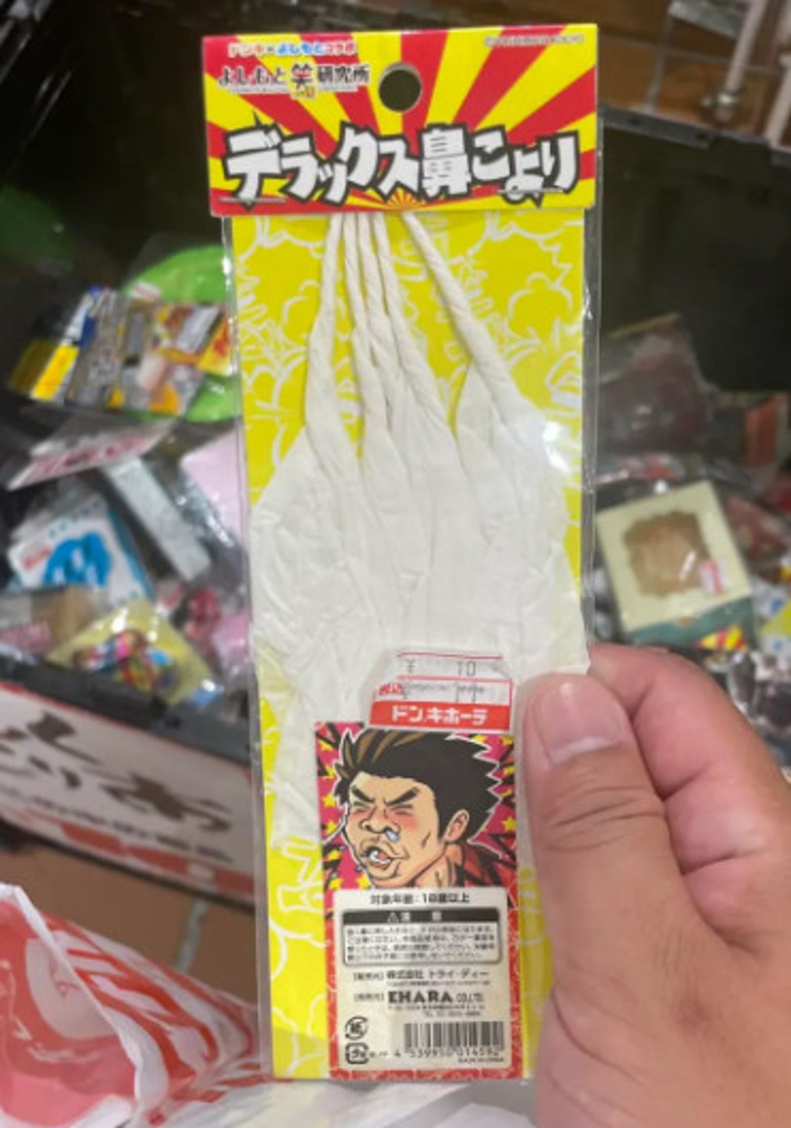 網友發現店內居然販售捲成細長形狀的衛生紙。(圖/翻攝自臉書社團「小廢物俱樂部」)