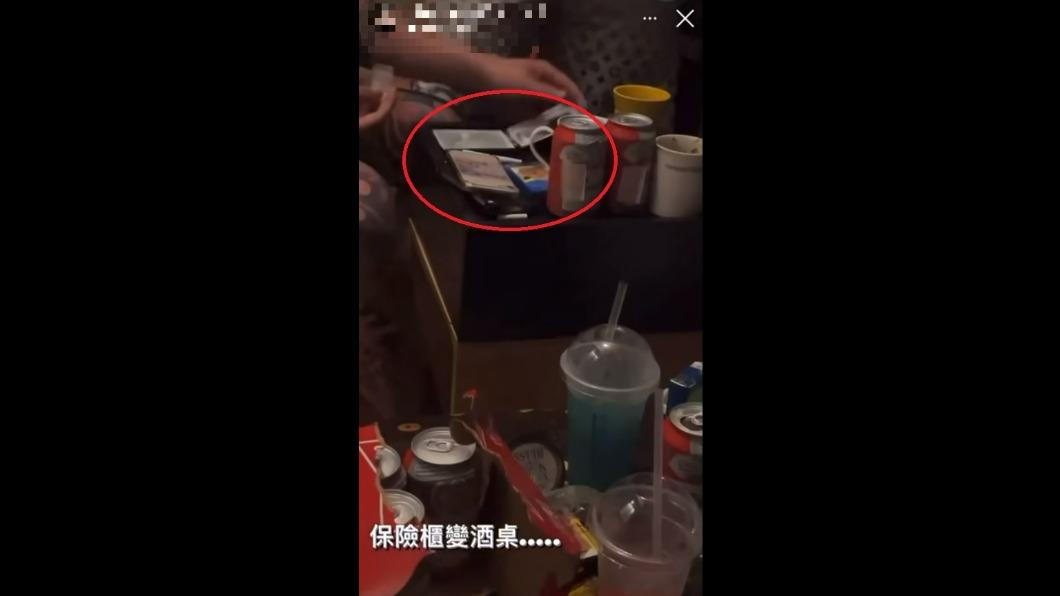 警專女學員與友人在飯店飲酒作樂,期間疑似有人吸毒助興,女學員還拍下影片PO上個人IG。(圖/翻攝Dcard)