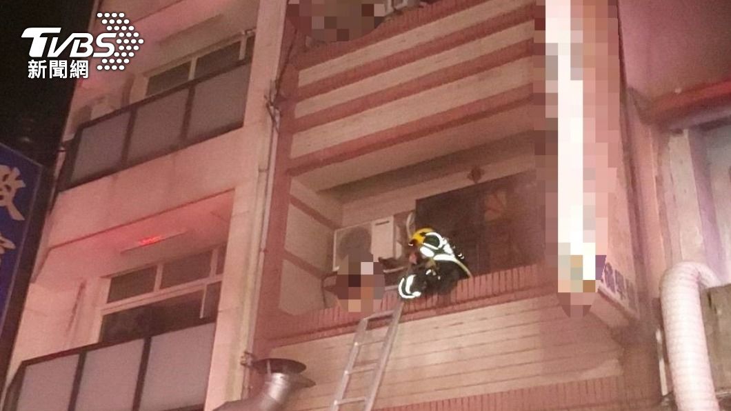 消防將屋待救的7人救出。(圖/TVBS)