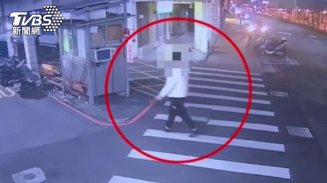 男網友面交後快步逃離現場。(圖/TVBS)