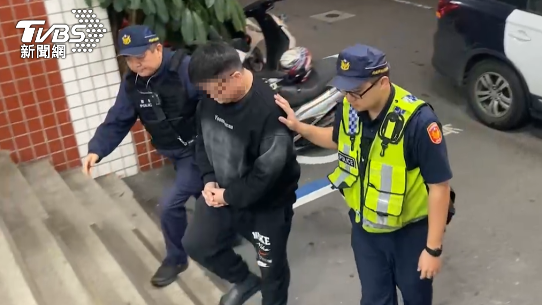 警方將人逮捕。(圖/TVBS)