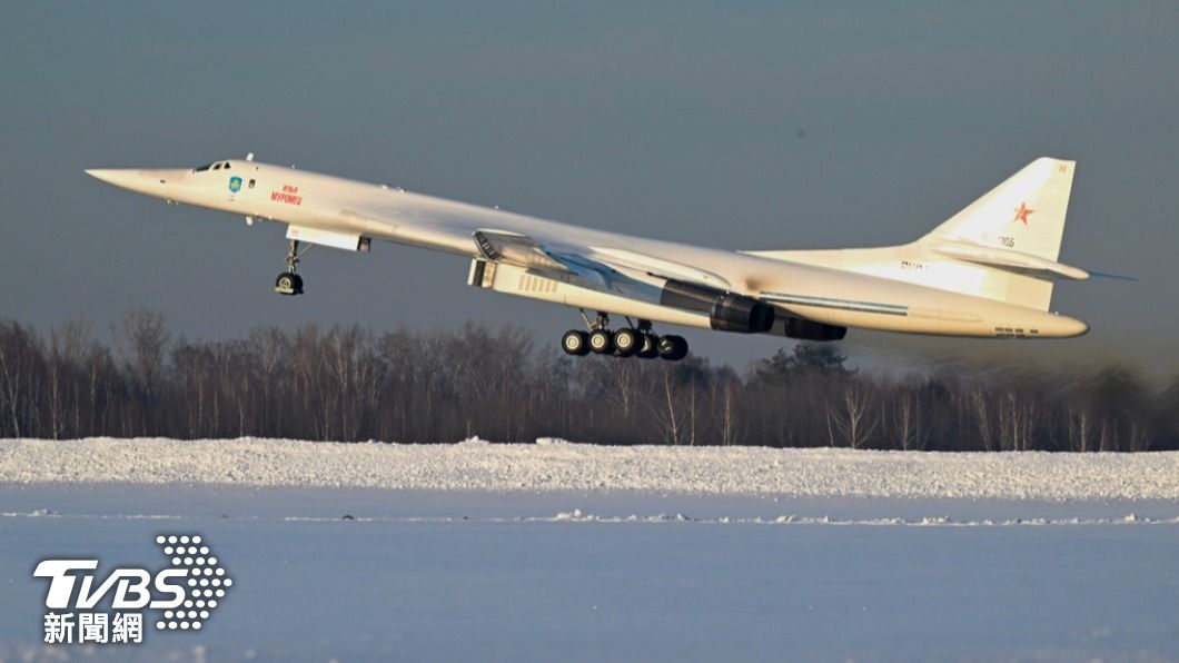 Tu-160M超音速重型轟炸機不僅擁有最新的引擎與飛行系統，更能搭載核彈，具相當強硬的攻擊能力。（圖／達志影像美聯社）