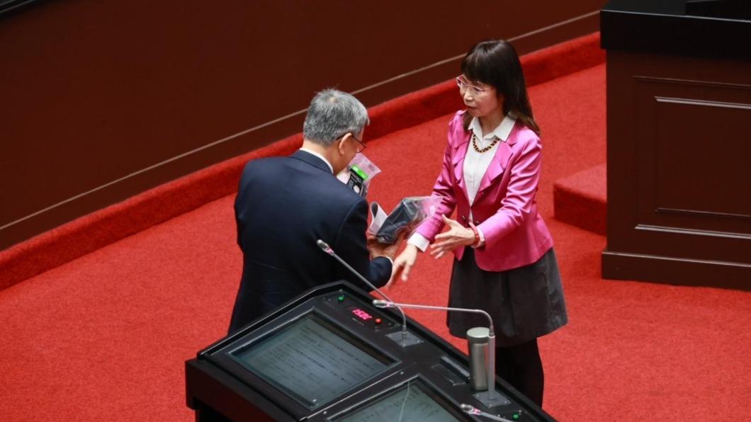 陳昭姿拿兩包豬肉品送陳建仁。(圖/陳昭姿辦公室提供)