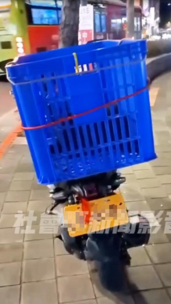 黃牌重機大牌以物品遮蔽。（圖／翻攝自社會事新聞影音）