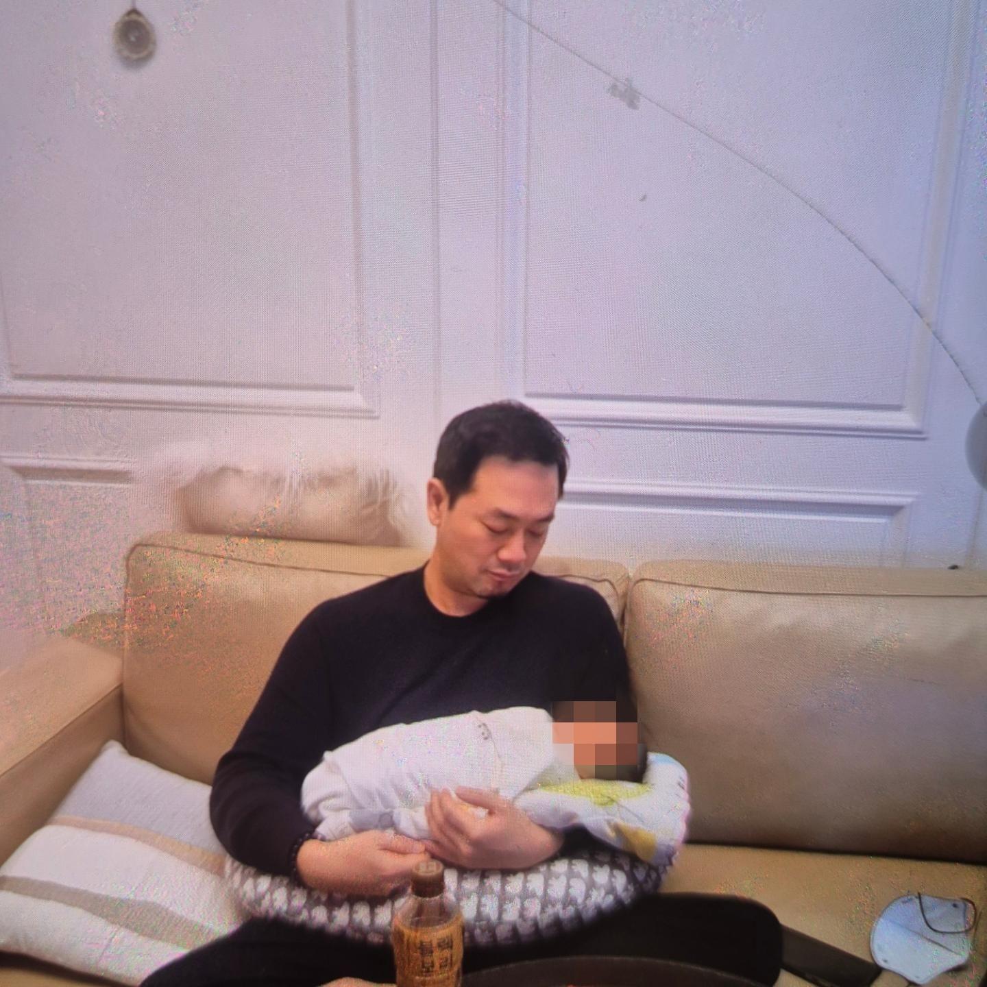 外界相當好奇李英敦手中的嬰兒到底是誰。(圖/翻攝自黃正音IG)