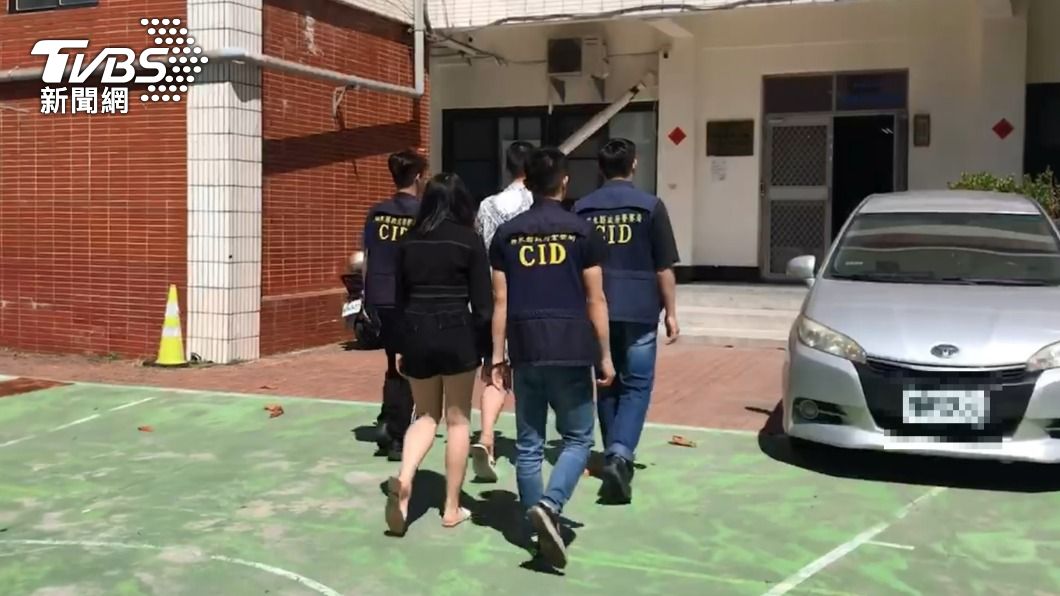 周女與男友被警方帶回偵辦。(圖/TVBS)