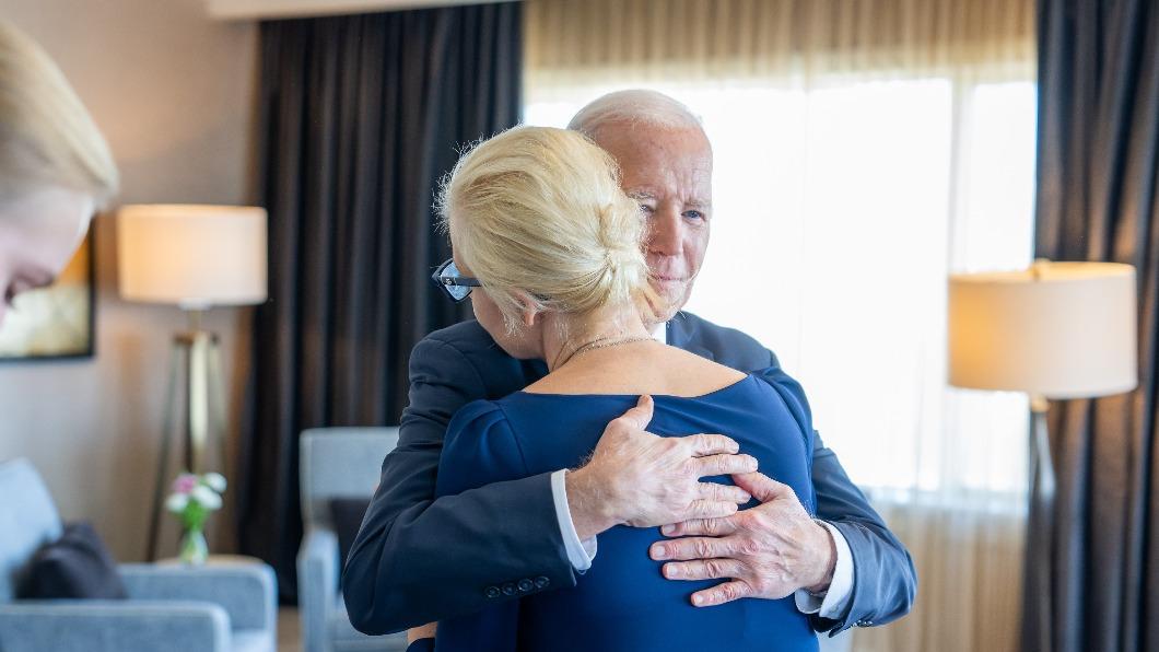 拜登慰問納瓦尼的遺孀納瓦納亞。(圖/翻攝自X@POTUS)