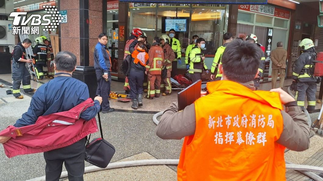 大批警消到場搶救 。(圖/TVBS)