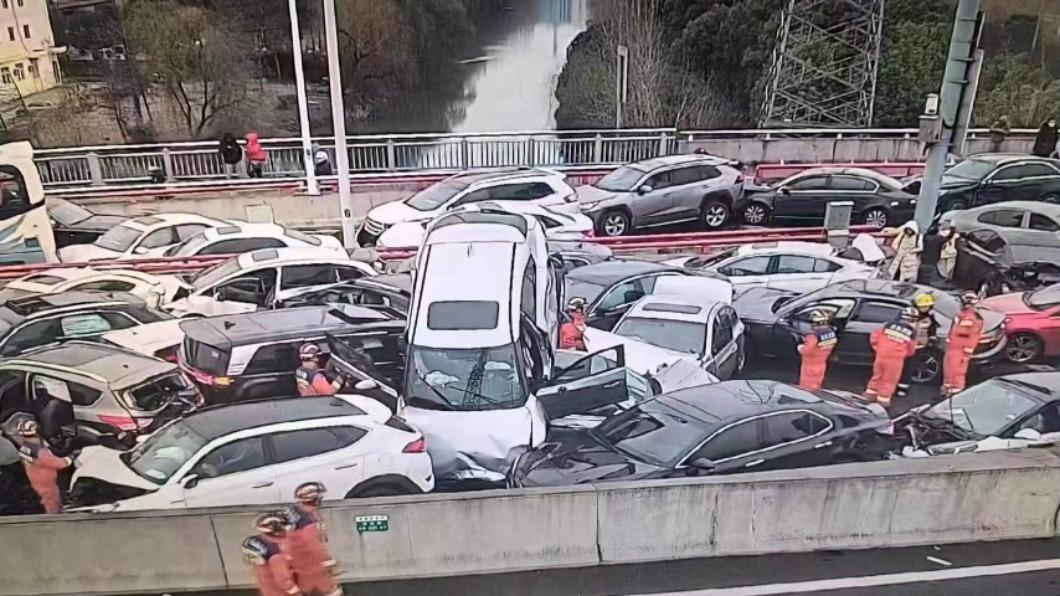 有片／道路結冰釀禍！蘇州逾百輛車撞成一團　交警指揮慘被撞飛