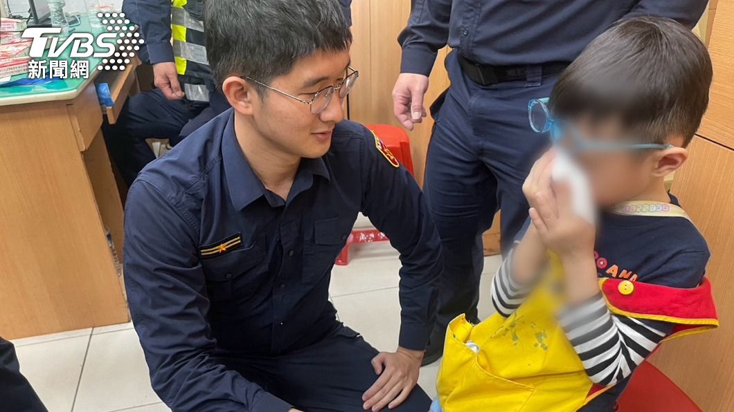 男童和媽媽走散後嚎啕大哭,兩名員警暖心陪伴。(圖/TVBS)