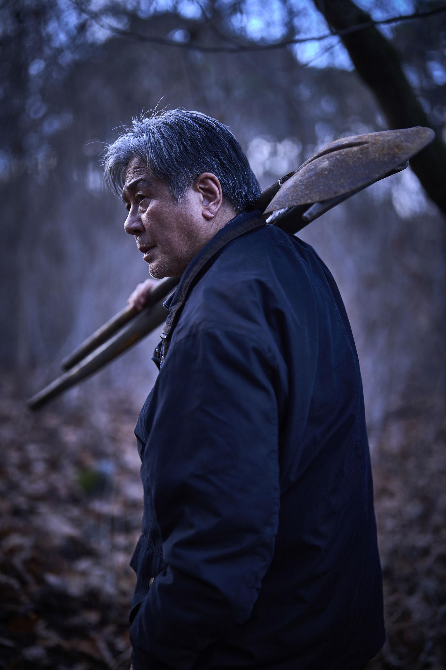 崔岷植出道35年,首度接演恐怖片並扮演扮風水師。(圖/車庫娛樂提供)