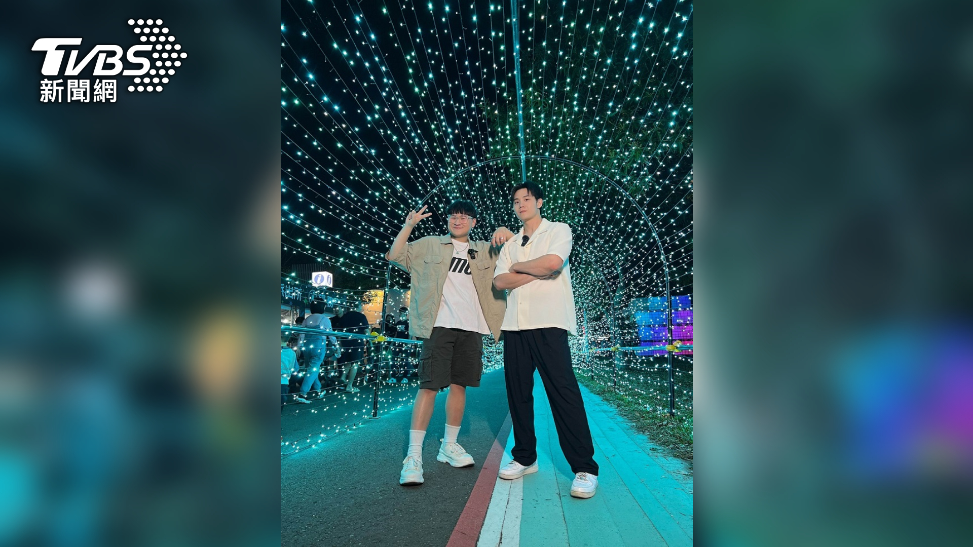 「IT BOYZ」成員陳彥廷、鄭豐毅直播第一站來到科技感十足的「光點漫遊」。(圖TVBS提供)