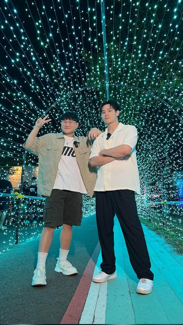 「IT BOYZ」成員陳彥廷、鄭豐毅直播第一站來到科技感十足的「光點漫遊」。(圖/TVBS提供)