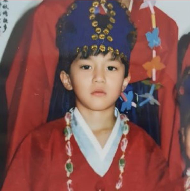韓國網友大讚李棟旭的眼神從小就很有故事。(圖/翻攝自Theqoo、李棟旭IG)