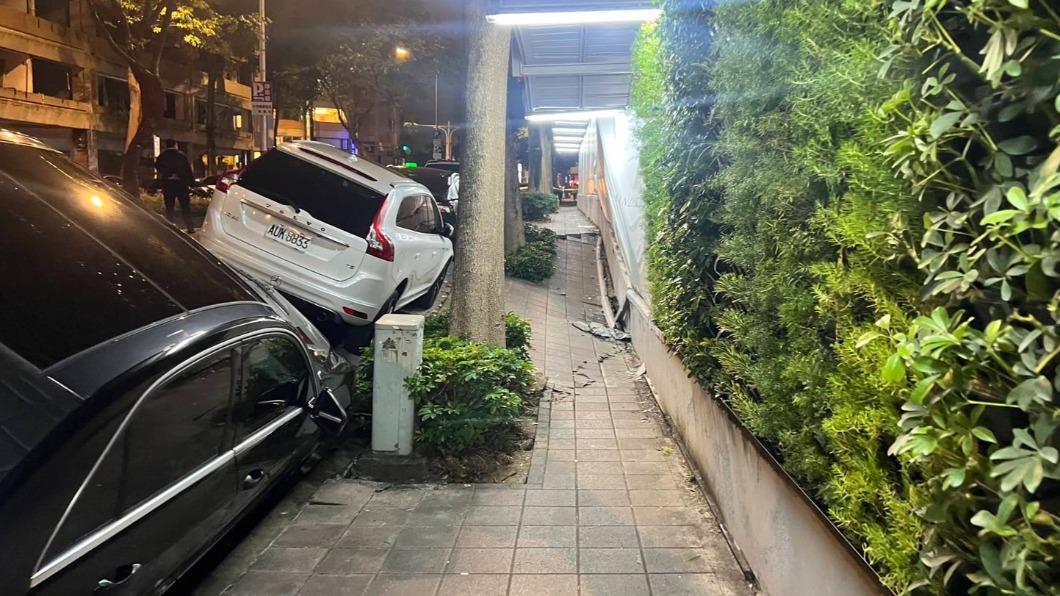 路邊車子遭殃。(圖/台北市消防局提供)