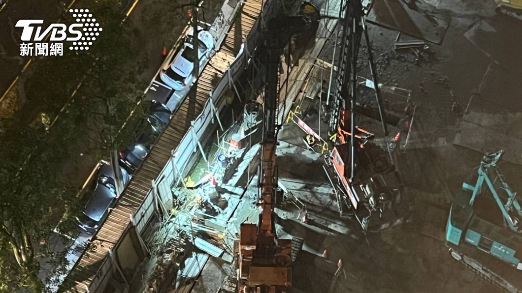 台北松山區驚傳「工地塌陷」!空拍畫面曝光 路邊停車歪整排