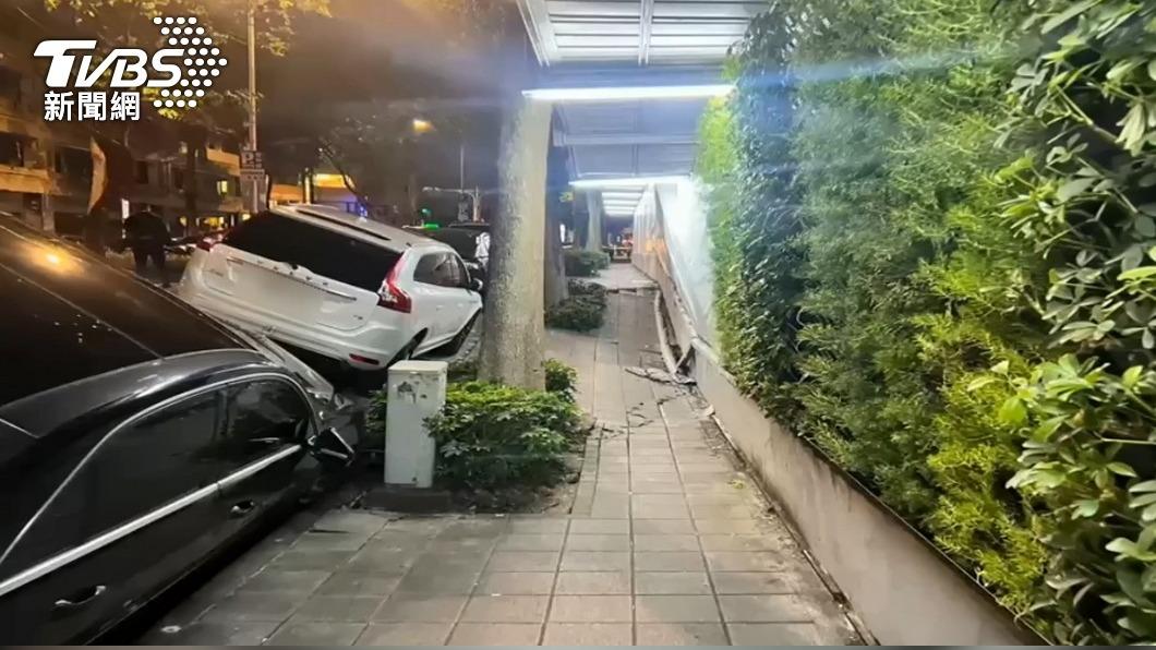 路邊車子遭殃。(圖/台北市消防局提供)