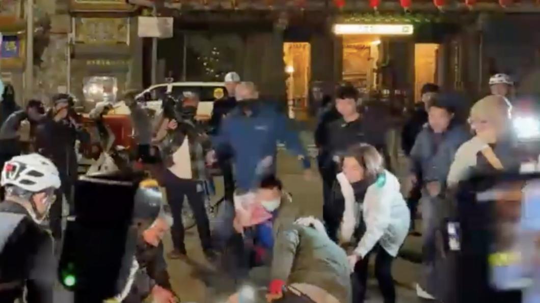 柯文哲意外摔倒在地，引發周遭到場支持者一陣騷動，身後的民眾黨議員「學姊」黃瀞瑩及幕僚趕緊上前攙扶。（圖／柯文哲youtube頻道）
