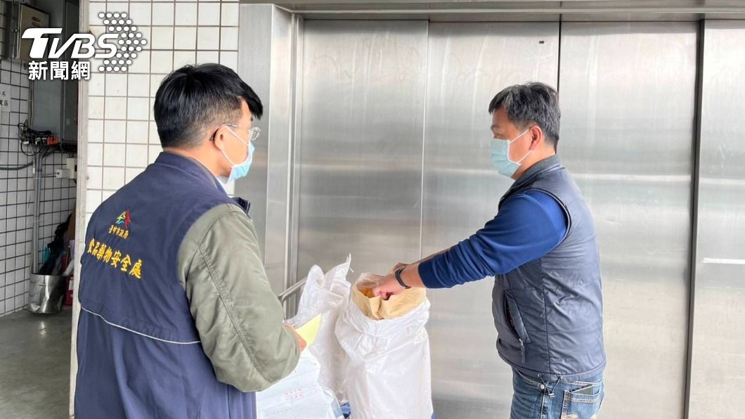 食安處人員進行稽查。（圖/TVBS）