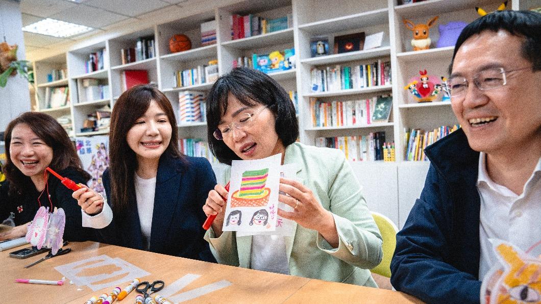 蘇巧慧揪立法院左右鄰居李坤城、羅美玲,和頗具才藝天份的吳沛憶,在辦公室舉辦第一屆「立法院手繪花燈大賽」。(圖/蘇巧慧辦公室提供