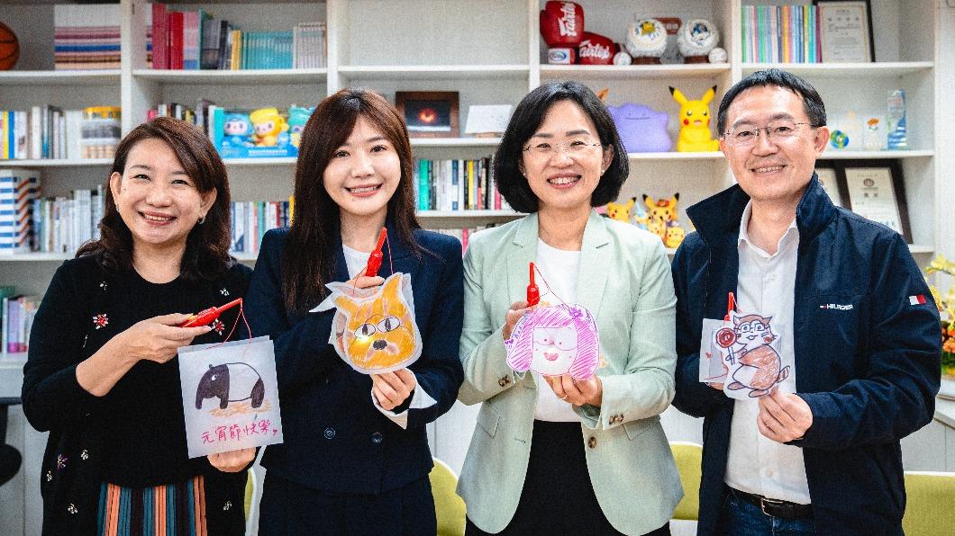 蘇巧慧揪立法院左右鄰居李坤城、羅美玲,和頗具才藝天份的吳沛憶,在辦公室舉辦第一屆「立法院手繪花燈大賽」。(圖/蘇巧慧辦公室提供