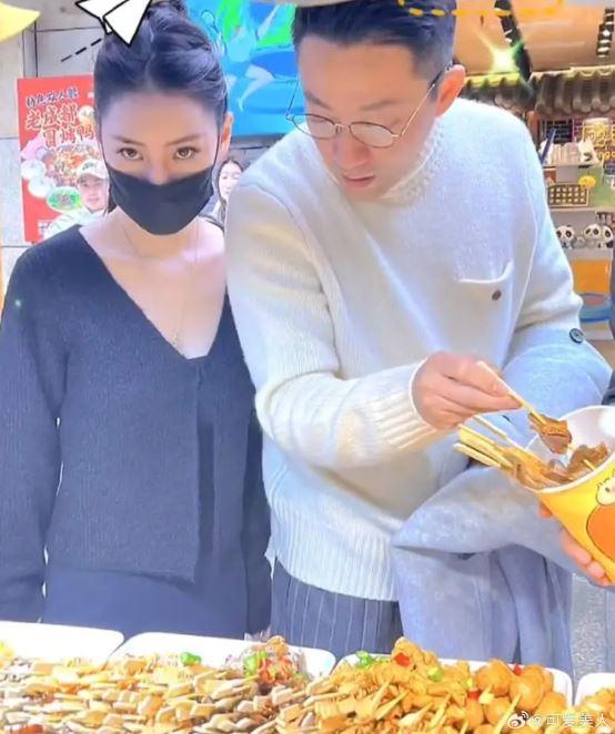 汪小菲和新歡一起逛街,甜蜜全被拍下來。(圖/翻攝自微博)