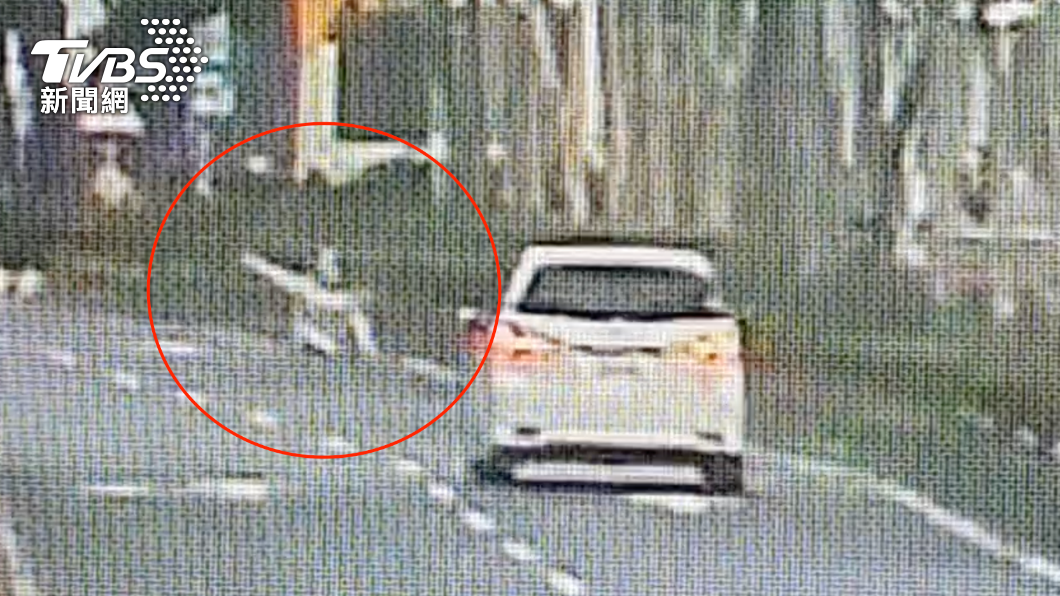 酒空女「一言不合就脫衣」狂奔街頭 警傻眼:通通帶回去