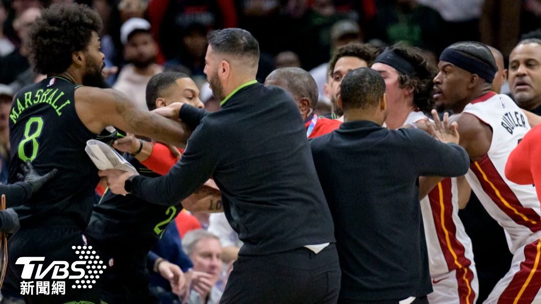 NBA／巴特勒被掐頸！洛夫犯規引「2度衝突」　熱火鵜鶘4人遭逐