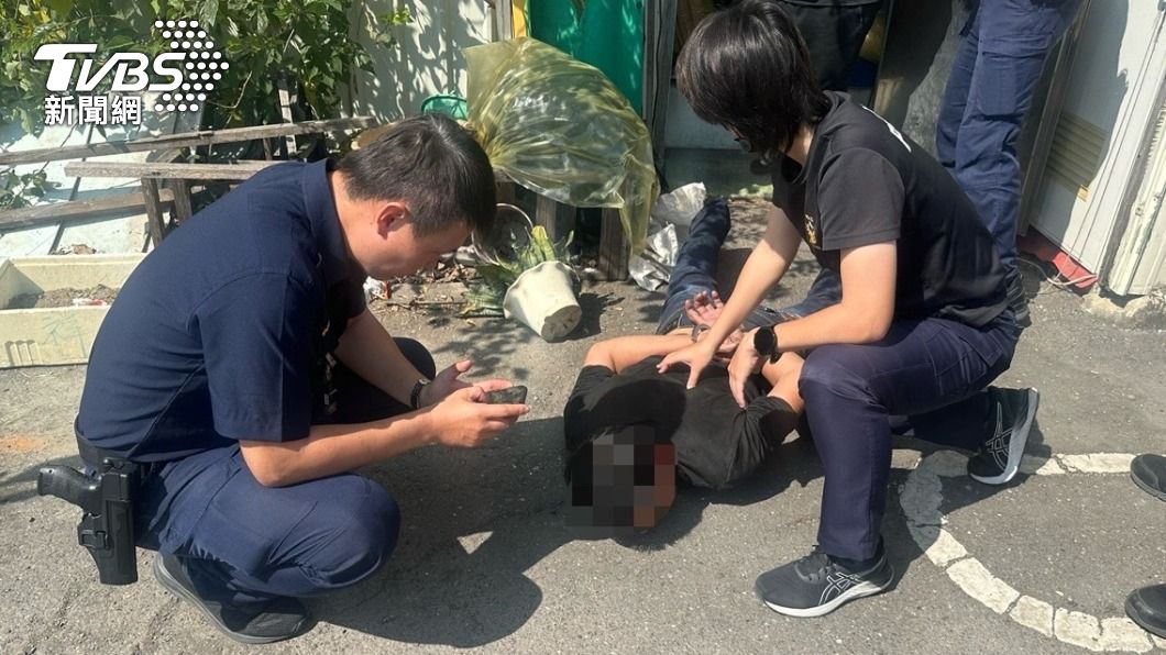為鸚鵡動手！男失控持木棍痛毆2女　暴力扯髮腳踹嚇壞店家