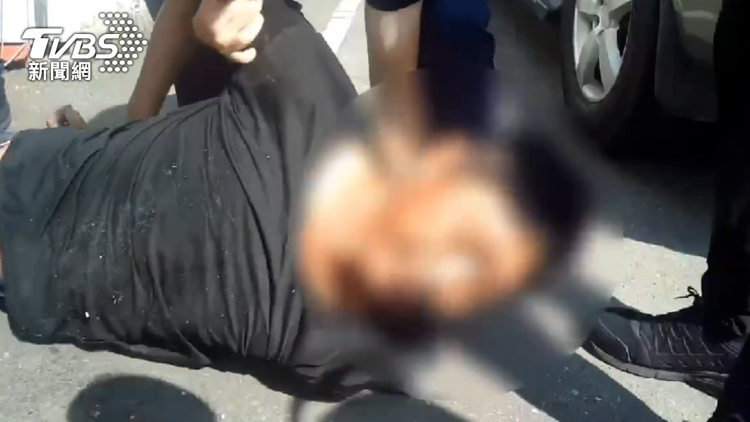 男子遭到警方上銬壓制，訊後依傷害罪移送偵辦。（圖／TVBS）