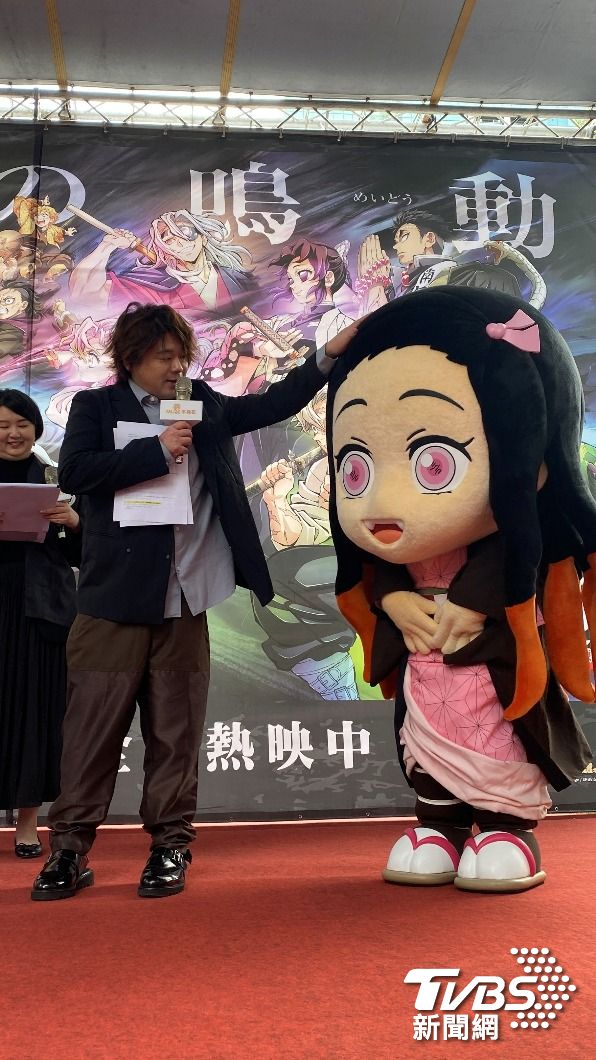 松岡禎丞與禰豆子可愛互動。(圖/林坤緯攝)
