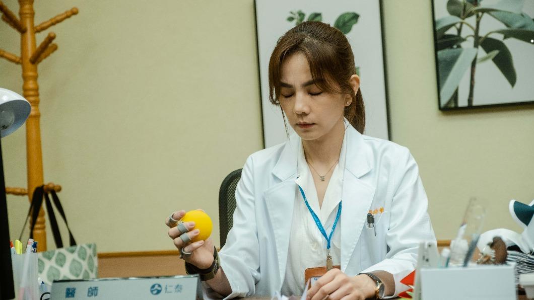 《生命捕手》Ella陳嘉樺劇中能否重拾手術刀救人成為未知數,積極復健。(圖/東森提供)