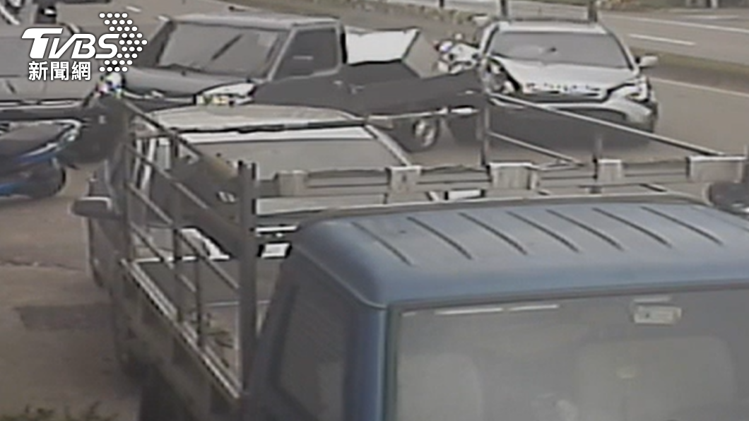 快訊/桃園汽車撞貨車再掃路停7車 47歲司機命危搶救不治