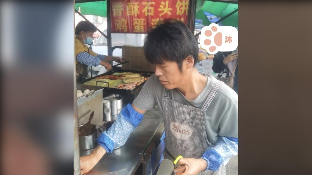 大陸一名賣雞蛋灌餅的抖音博主因神似歌手周杰倫而爆紅。（圖／翻攝自微博）