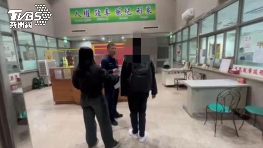 前鎮分局嚴厲要求該名女直播主向高雄市民公開道歉,以正視聽。(圖/TVBS)
