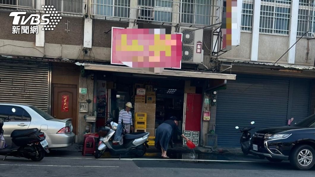 店內的玻璃全都破掉了,各處都有沾上血跡,情況慘烈。(圖/翻攝自臉書社團台南大小事)