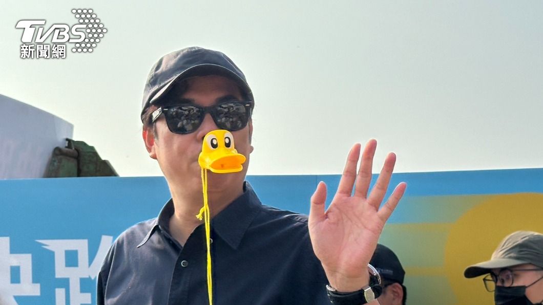 高雄市長陳其邁表示,1.5萬隻小鴨將會送往偏鄉校區陪伴兒童。(圖/陳佳宜攝)