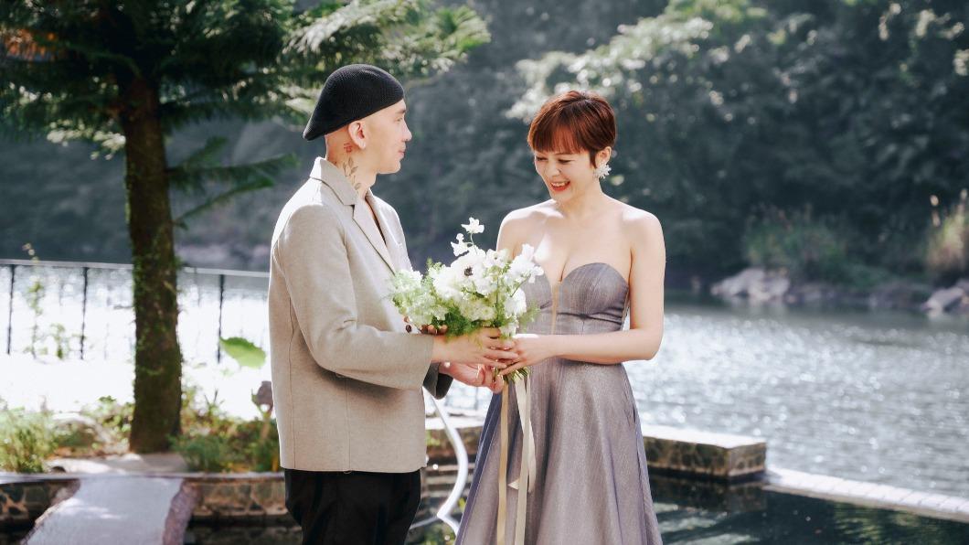 作家H和陳珮甄才剛結婚就畫下句點。（圖／翻攝自作家H臉書）