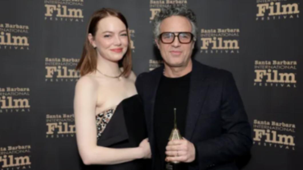 艾瑪史東(Emma Stone)與「浩克」男星馬克魯法洛(Mark Ruffalo)。(圖/翻攝自《太陽報》)