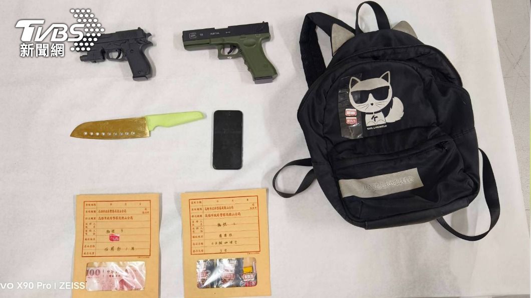 簡男身上搜索到瓦斯槍2把,以及毒品咖啡包3包。