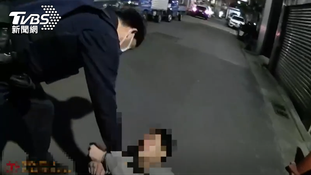 男子走路還跌倒，被員警扶起。（圖／TVBS）