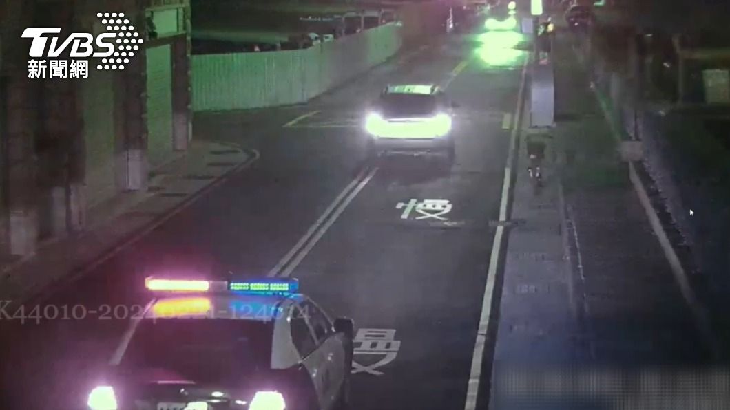 車輛停在路中央不動。(圖/TVBS)