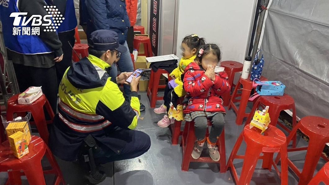 小姊妹玩瘋桃園燈會與家人走散!警察叔叔人海中幫找媽媽