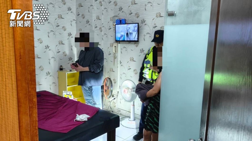警方於深夜前往包廂查獲不法性交易。(圖/TVBS)