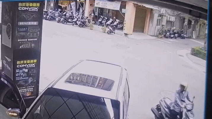 車禍撞擊瞬間。(圖/TVBS)