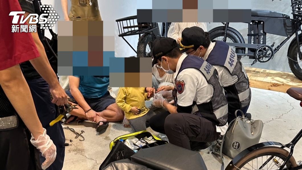 女童的手指不慎卡在高腳凳，消防人員利用油壓剪將齒輪剪斷後順利脫困。（圖／TVBS）