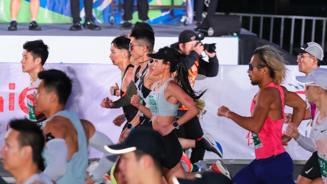 運動女神房思瑜重返賽道,吸引大批粉絲在起點等候。(圖/渣打臺北公益馬拉松提供)