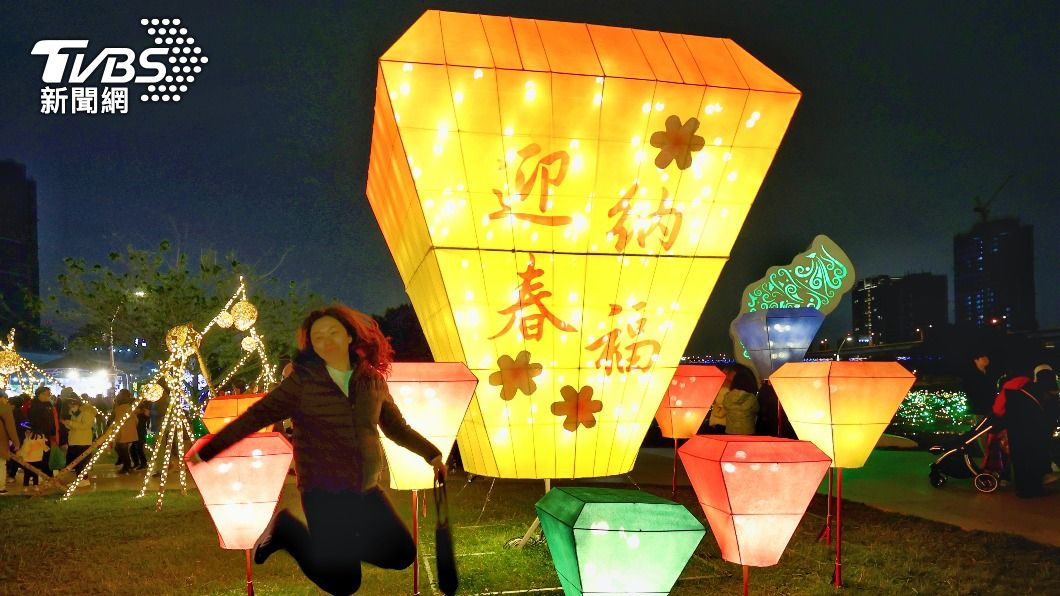 以「平溪天燈」意象組合而成的祈福燈組。(圖/胡瑞麒攝)