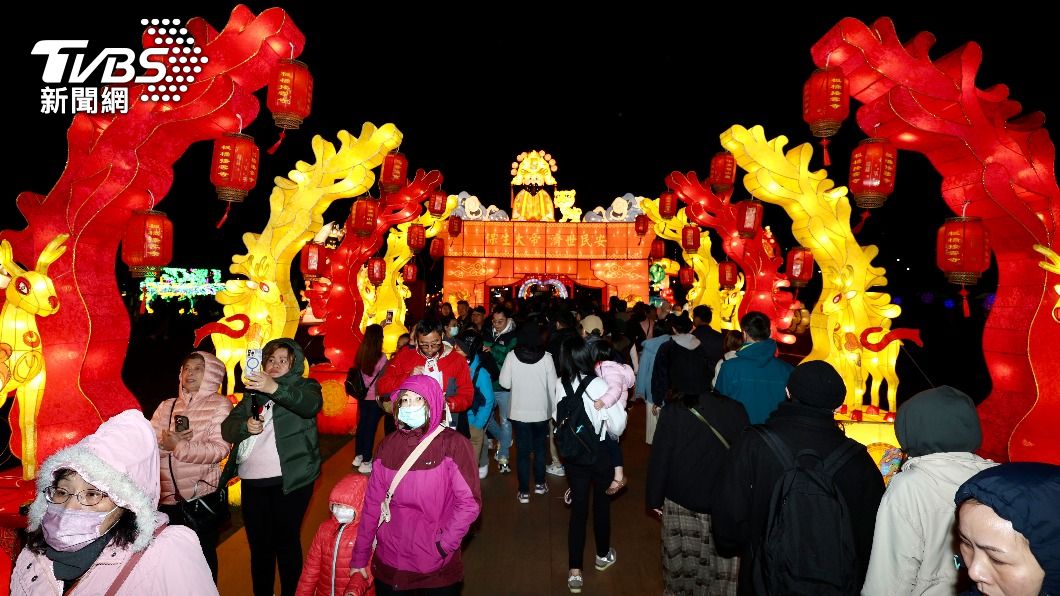 現場設有濟世民安、祥龍觀音、神農嘗百草、媽祖佑台灣等燈組。(圖/胡瑞麒攝)
